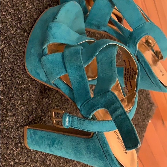 Blue Suede strap heels - Picture 3 of 4
